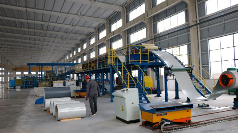 集装箱活动房高端墙板车间