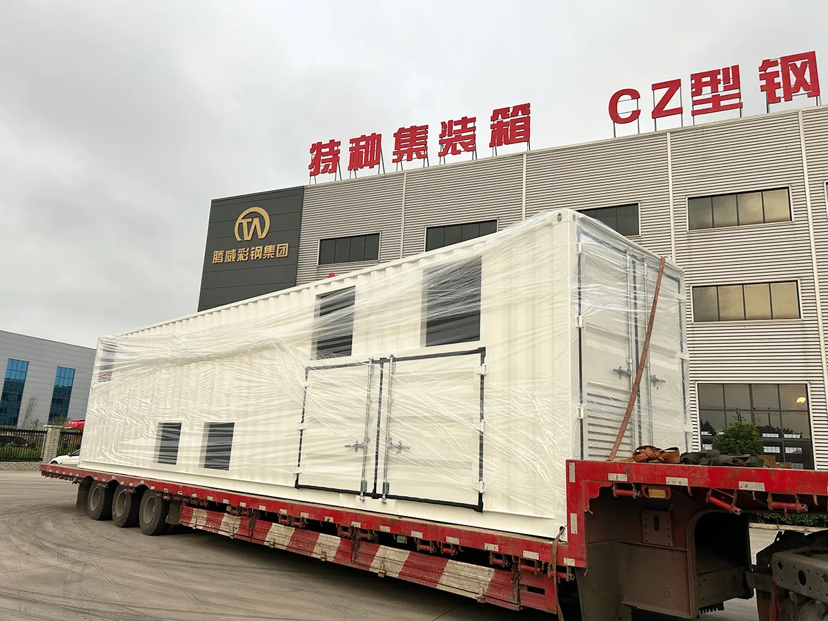 拓维特箱大型模块化电力设备舱装车发货实拍,可见通风百叶和检修门